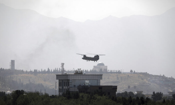 Um helicóptero Chinook dos EUA sobrevoa a Embaixada dos EUA, em Cabul, Afeganistão, em 15 de agosto de 2021 (Rahmat Gul / AP Photo)
