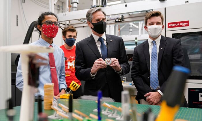 O secretário de Estado Antony Blinken, centro, posa com um selo impresso em 3D do Departamento de Estado enquanto visita um laboratório na Escola de Engenharia da Universidade de Marylands A. James Clark com a recém-formada Chinmay Sevak, à esquerda, e o estudante Nicholas Bentley , à direita, antes de falar sobre investimento em infraestrutura, em College Park, Maryland, em 9 de agosto de 2021 (Patrick Semansky / POOL / AFP via Getty Images)
