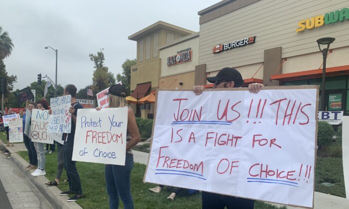 Os profissionais de saúde da linha de frente da Califórnia realizam protestos simultâneos contra a ordem de vacinação obrigatória do governo no Kaiser Permanente-Riverside Medical Center em Riverside, Califórnia, em 21 de agosto de 2021 (Linda Jiang / The Epoch Times)
