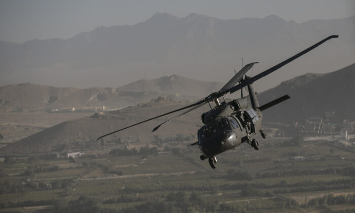 Foto sem data que mostra um helicóptero Black Hawk sobre Cabul, no Afeganistão (Dan Kitwood / AP)
