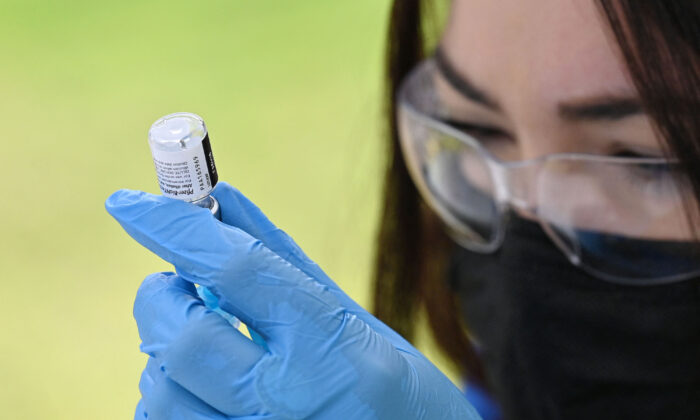 Um profissional de saúde enche uma seringa com a vacina COVID da Pfizer em Los Angeles, Califórnia, em 11 de agosto de 2021 (Robyn Beck / AFP via Getty Images)
