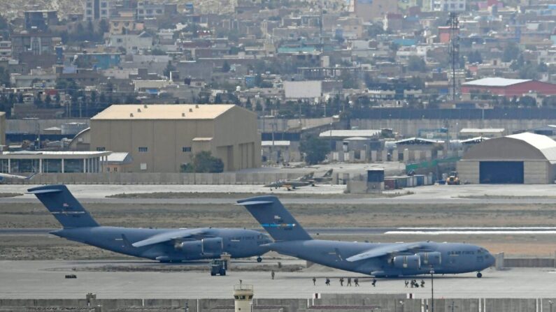 Tropas dos EUA descem a pista para embarcar em um avião da Força Aérea dos EUA no aeroporto de Cabul, Afeganistão, em 30 de agosto de 2021 (Aamir Qureshi / AFP via Getty Images)
