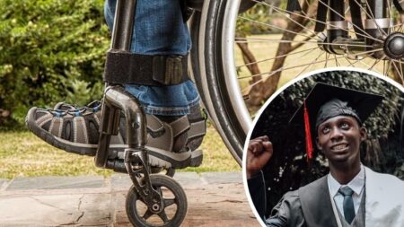 Jovem paralítico há 12 anos surpreende caminhando na sua formatura: Ele é uma inspiração!