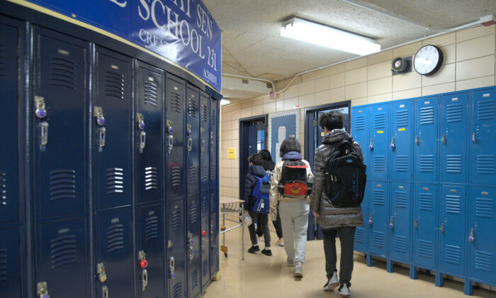 Os alunos entram em suas salas de aula em uma foto de arquivo (Michael Loccisano / Getty Images)
