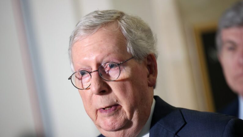 O líder da minoria no Senado, Mitch McConnell (R-Ky.), Fala a repórteres no Capitólio, em Washington, em 25 de maio de 2021 (Kevin Dietsch / Getty Images)
