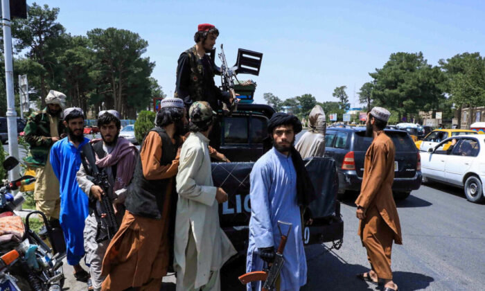 Forças do Talibã patrulham uma rua em Herat, Afeganistão, em 14 de agosto de 2021 (Stringer / Reuters)
