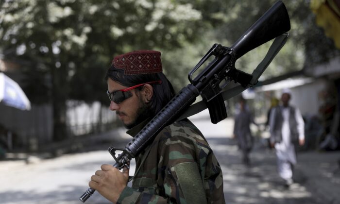 Um combatente do Talibã monta guarda em um posto de controle no bairro de Wazir Akbar Khan, na cidade de Cabul, Afeganistão, em 22 de agosto de 2021 (Rahmat Gul / AP Photo)
