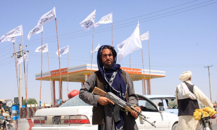 Um terrorista do Taleban observa enquanto ele está na cidade de Ghazni, Afeganistão, em 14 de agosto de 2021 (Stringer / Reuters)
