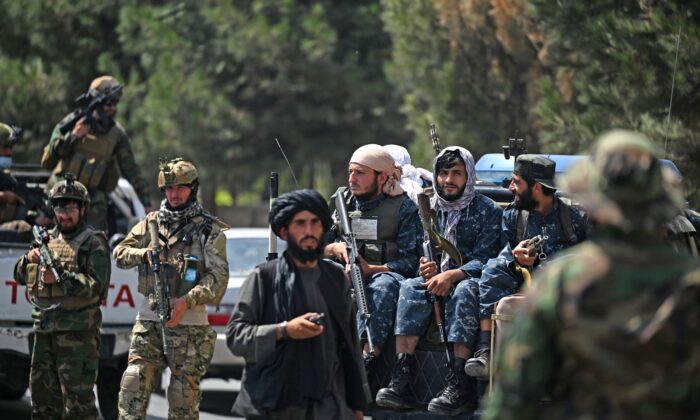 Terroristas talibãs em Cabul, Afeganistão, em 29 de agosto de 2021 (Aamir Qureshi / AFP via Getty Images)
