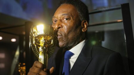 Pelé tem instabilidade respiratória e é transferido para UTI