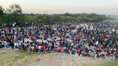 Prefeito na fronteira do Texas declara desastre e fecha ponte EUA-México após a chegada de milhares de imigrantes ilegais