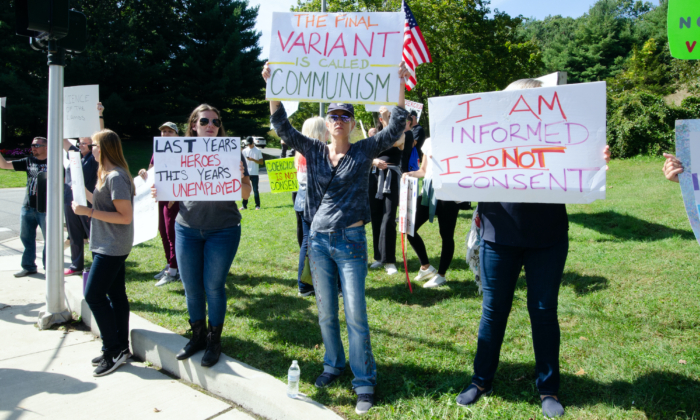 Manifestantes contra o mandato da vacina COVID-19 no estado de Nova Iorque seguram cartazes do lado de fora do St. Catherine of Siena Medical Center em Smithtown, Long Island, em 27 de setembro (Dave Paone / The Epoch Times)
