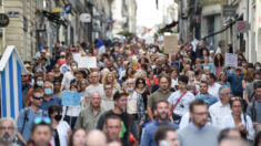 Dezenas de milhares de pessoas se juntam ao protesto contra medidas da COVID-19 na França