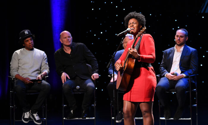 Victory Boyd se apresenta no palco para Shawn "Jay-Z" Carter, Michael Novogratz, Robert Kraft e Michael Rubin durante o lançamento de The Reform Alliance no John Jay College em Nova York em 23 de janeiro de 2019 (Nicholas Hunt / Getty Images for The Reforma da Aliança)