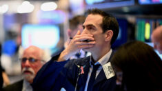 Wall Street abre no vermelho, temores de recuperação e problemas imobiliários chineses abalam os mercados