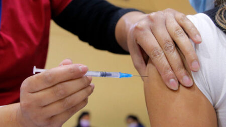 Estudo encontra sinais de lesão cardíaca em pessoas vacinadas sem dor no peito