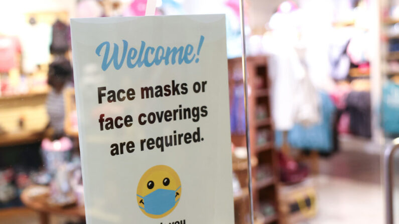 Uma placa exigindo o uso de uma máscara facial é vista do lado de fora de uma loja na Union Station em 30 de julho de 2021 em Washington, DC (Kevin Dietsch / Getty Images)
