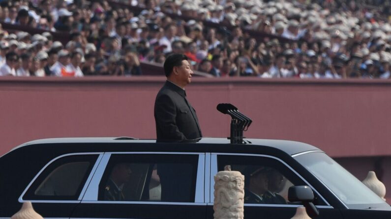 O líder do regime chinês, Xi Jinping, começa a revisar as tropas de um carro durante um desfile militar na Praça Tiananmen, em Pequim, em 1º de outubro de 2019 (Greg Baker / AFP / Getty Images)
