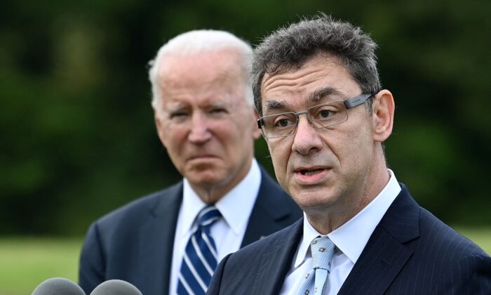 O CEO da Pfizer, Albert Bourla, à direita, é visto falando enquanto o presidente dos EUA Joe Biden escuta, em Carbis Bay, Cornwall, em 10 de junho de 2021 (Brendan Smialowski / AFP via Getty Images)