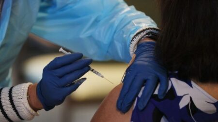 Reforço Pfizer COVID-19 não deve ser aplicado aos que se vacinaram com J&J e Moderna, afirma oficial da FDA