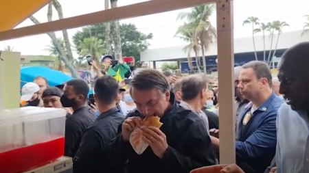 Bolsonaro surpreende e come pastel com caldo de cana na feira de Peruíbe