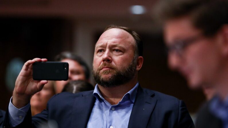 O fundador do InfoWars, Alex Jones, é visto em Washington em 5 de setembro de 2018 (Samira Bouaou / The Epoch Times)
