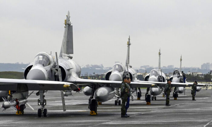 Pilotos da força aérea de Taiwan ficam ao lado de caças franceses Mirage durante um exercício anual na base da força aérea de Hsinchu em 16 de janeiro de 2019 (Sam Yeh / AFP via Getty Images)
