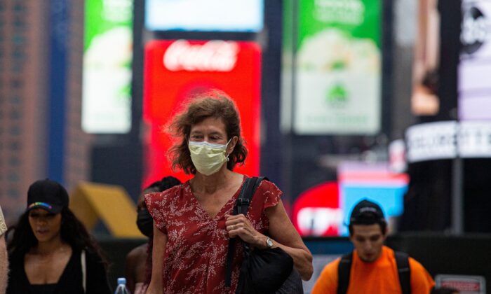 Uma mulher usa uma máscara facial em Midtown Manhattan, em Nova York, em 29 de julho de 2021 (Kena Betancur / AFP via Getty Images)
