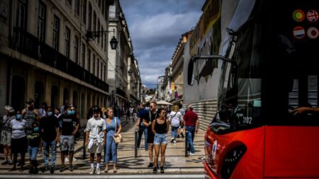 Portugal vive 1º dia sem restrições impostas desde início da pandemia