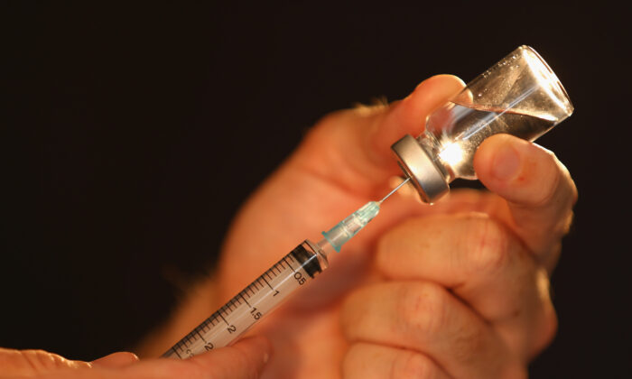 O líquido é extraído de um frasco médico com uma seringa em Melbourne, Austrália, em 21 de fevereiro de 2013 (Robert Cianflone ​​/ Getty Images)

