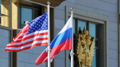 Governo Biden deve expulsar 300 diplomatas russos por impedimento à embaixada, dizem senadores