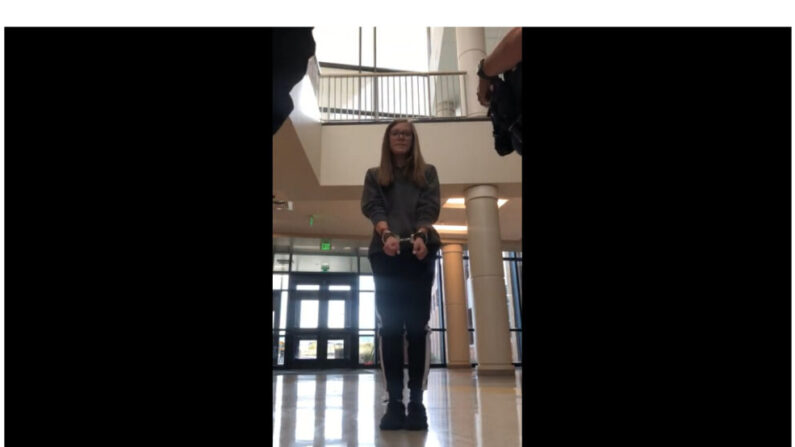 Captura de tela do vídeo de Grace Smith, 16, presa na Laramie High School em 8 de outubro por não usar máscara (vídeo do YouTube / captura de tela do Epoch Times)