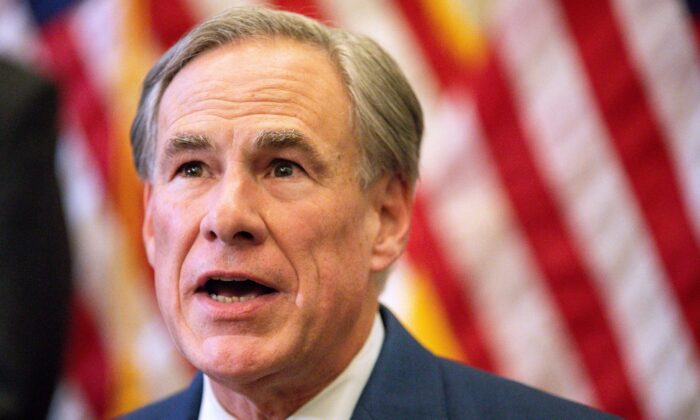 O governador do Texas, Greg Abbott, fala durante uma coletiva de imprensa no Capitólio em Austin, Texas, em 8 de junho de 2021 (Montinique Monroe / Getty Images)