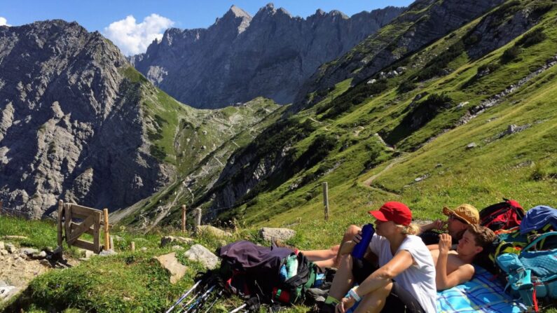 Uma família faz caminhadas na cordilheira Karwendel, perto de Engalm, Áustria, em 9 de agosto de 2015 (Sean Gallup / Getty Images)
