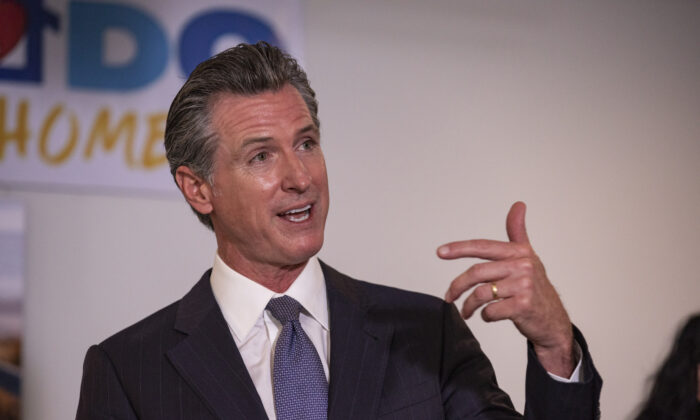 O governador da Califórnia, Gavin Newsom, discute o plano do estado para iniciativas de moradores de rua em Los Angeles, Califórnia, em 29 de setembro de 2021 (John Fredricks / The Epoch Times)
