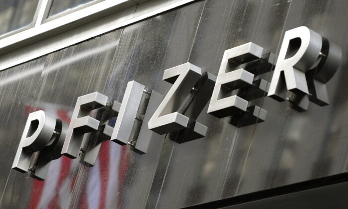 Uma placa da Pfizer é exibida em Nova York em uma foto de arquivo (Timothy A. Clary / AFP via Getty Images)
