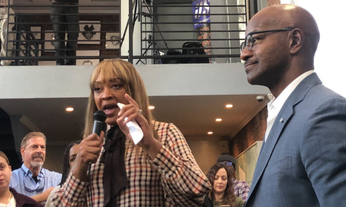 Angela Stanton King (à esquerda) e Kevin Jenkins realizam uma reunião para comunidades negras no Brooklyn, Nova Iorque, em 2 de outubro de 2021 (Enrico Trigoso / The Epoch Times)
