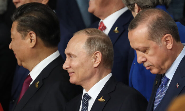 (Da esquerda para a direita) O líder chinês Xi Jinping, o presidente russo Vladimir Putin e o presidente turco Recep Tayyip Erdogan participam da cúpula do G20 em Hamburgo, Alemanha, em 7 de julho de 2017 (Matt Cardy / Getty Images)