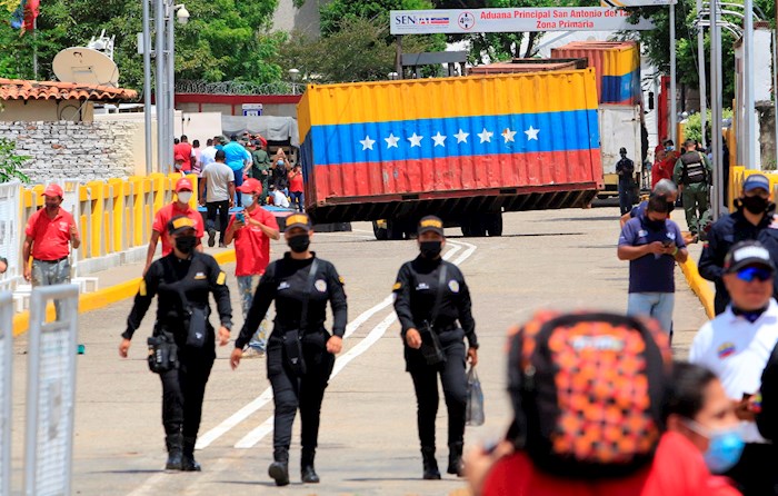 Autoridades e civis se reúnem ao lado de um dos contêineres que impedem a passagem de fronteira entre a Colômbia e a Venezuela, hoje, na ponte internacional Simón Bolívar, em San Antonio del Táchira, na Venezuela. EFE / Mario Caicedo
 