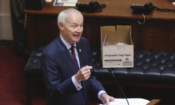 O governador do Arkansas, Asa Hutchinson, na Câmara do Senado do Capitólio estadual em Little Rock, Arkansas, em 8 de abril de 2020 (Tommy Metthe / Arkansas Democrat-Gazette via AP)
