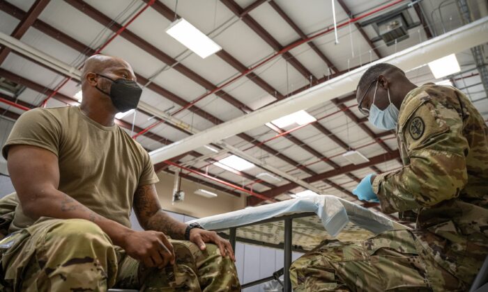 Um membro do exército dos EUA antes de receber uma vacina COVID, em Fort Knox, Ky., Em 9 de setembro de 2021 (Jon Cherry / Getty Images)