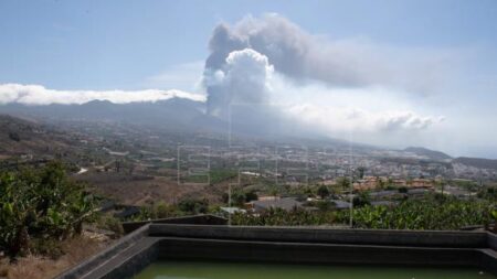 Vulcão espanhol em erupção emitiu 250 mil toneladas de dióxido de enxofre