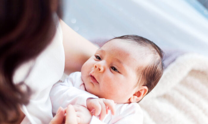 Um novo estudo relaciona baixas doses de antibióticos durante o nascimento a mudanças significativas no microbioma infantil e na expressão do gene responsável pelo neurodesenvolvimento (karnavalfoto / Shutterstock)