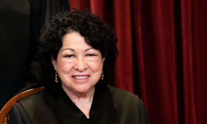 A juíza adjunta Sonia Sotomayor durante uma foto em grupo dos juízes na Suprema Corte em Washington, DC em 23 de abril de 2021 (Foto por ERIN SCHAFF / POOL / AFP via Getty Images)