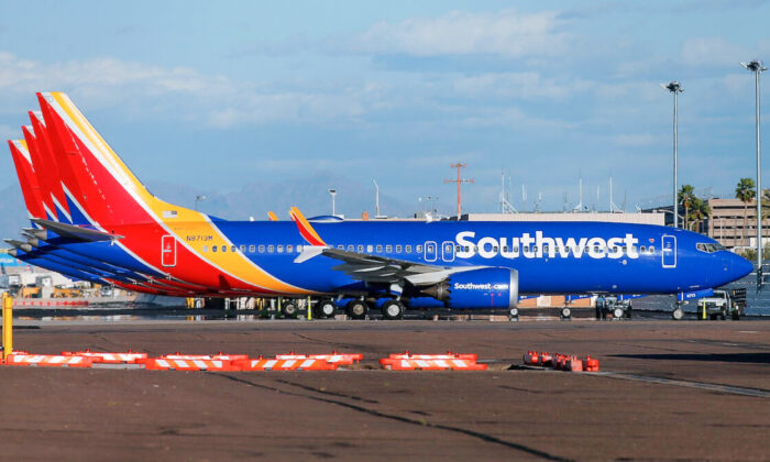 Um grupo de aeronaves Boeing 737 MAX 8 da Southwest Airlines está sentado na pista do Aeroporto Internacional Phoenix Sky Harbor em Phoenix, Arizona, em 13 de março de 2019 (Ralph Freso / Getty Images)
