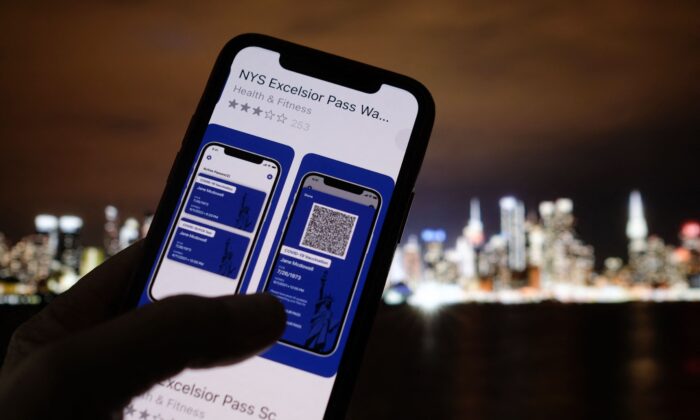 Esta foto tirada em Los Angeles em 6 de abril de 2021 mostra uma pessoa olhando para o aplicativo Excelsior Pass do estado de Nova York, que fornece uma prova digital da vacina COVID-19 (Chris Delmas / AFP via Getty Images)
 