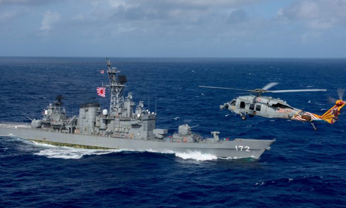 Sea Hawk MH-60S dos EUA voa pelo navio da Força de Autodefesa Marítima do Japão JS Shimakaze sobre as águas ao redor de Okinawa, sudoeste da península coreana, em 9 de outubro de 2017 (Marinha dos EUA via Reuters)