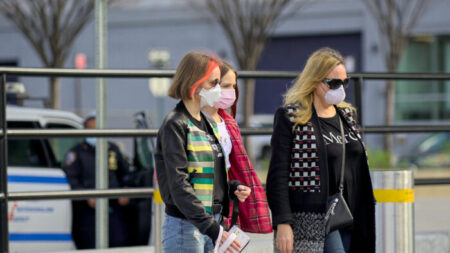 Poucas evidências apoiam o uso de máscaras de pano para limitar a propagação do coronavírus