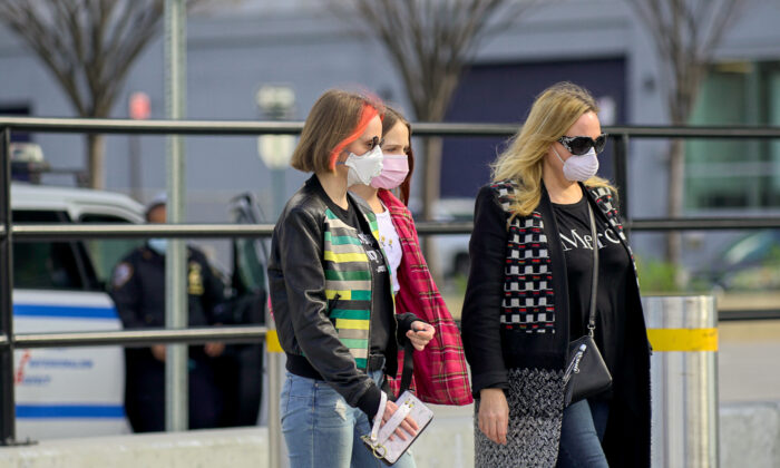 Pessoas usam máscaras enquanto caminham nas ruas da cidade de Nova York, em 4 de abril de 2020 (Chung I Ho/The Epoch Times)
