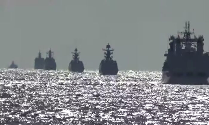 Grupo de navios da Rússia e da China conduz patrulha militar marítima conjunta nas águas do Oceano Pacífico, nesta imagem estática tirada de um vídeo divulgado em 23 de outubro de 2021 (Ministério da Defesa Russo / Folheto via Reuters)